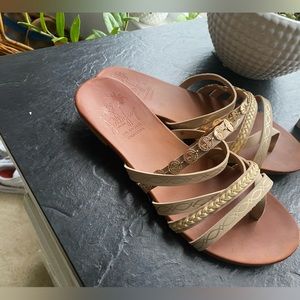 Jelly pop gold strap slides 15.00 worn once